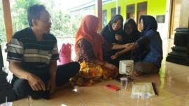 TAK KENAL LIBUR, PEGAWAI PUSKESMAS PATUK II AJARI HEALTH TEENS GUNAKAN TENSIMETER